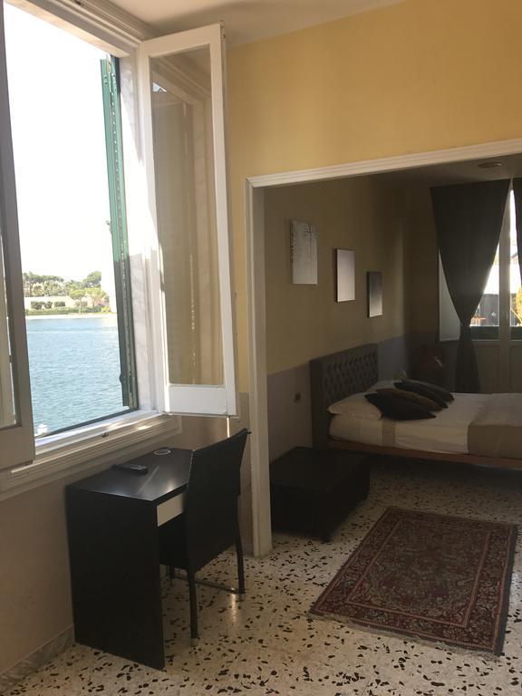 برينديسي B&B Le Colonne الغرفة الصورة