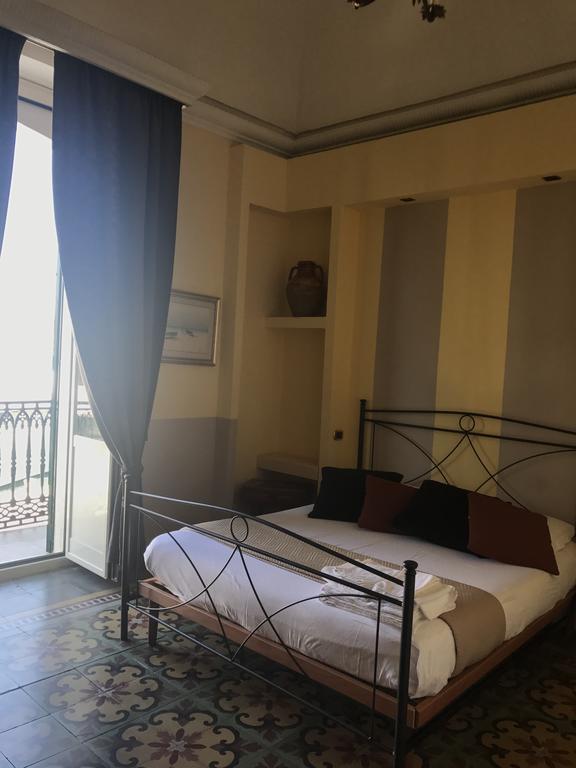 برينديسي B&B Le Colonne الغرفة الصورة